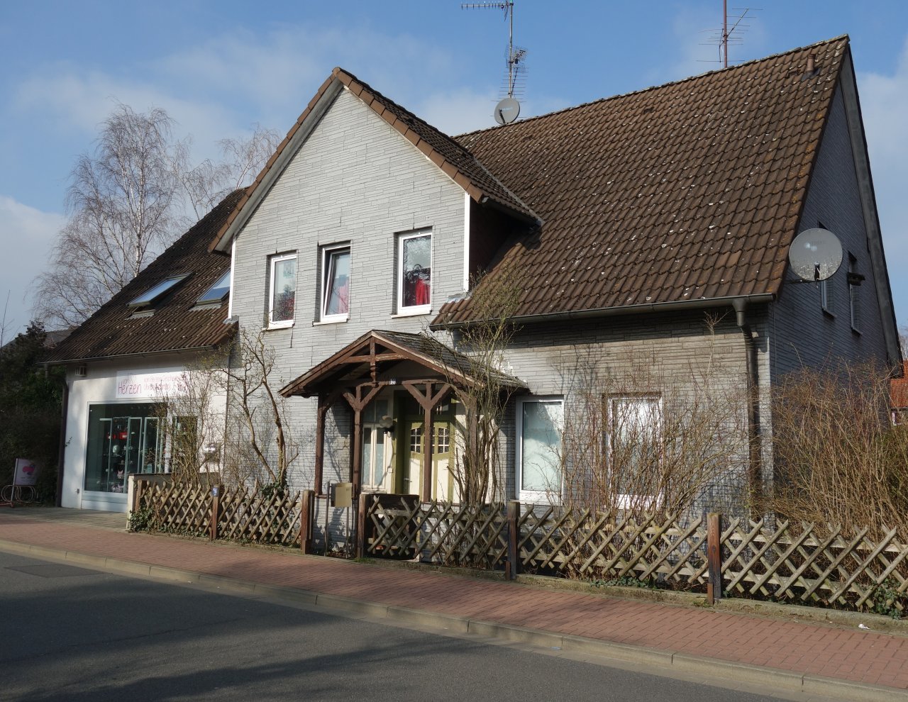 Uetze: Zweifamilienhaus mit Gewerbeinheit in Hänigsen! *Verkauft*  Uetze: Zweifamilienhaus mit Gewerbeinheit in Hänigsen! *Verkauft*